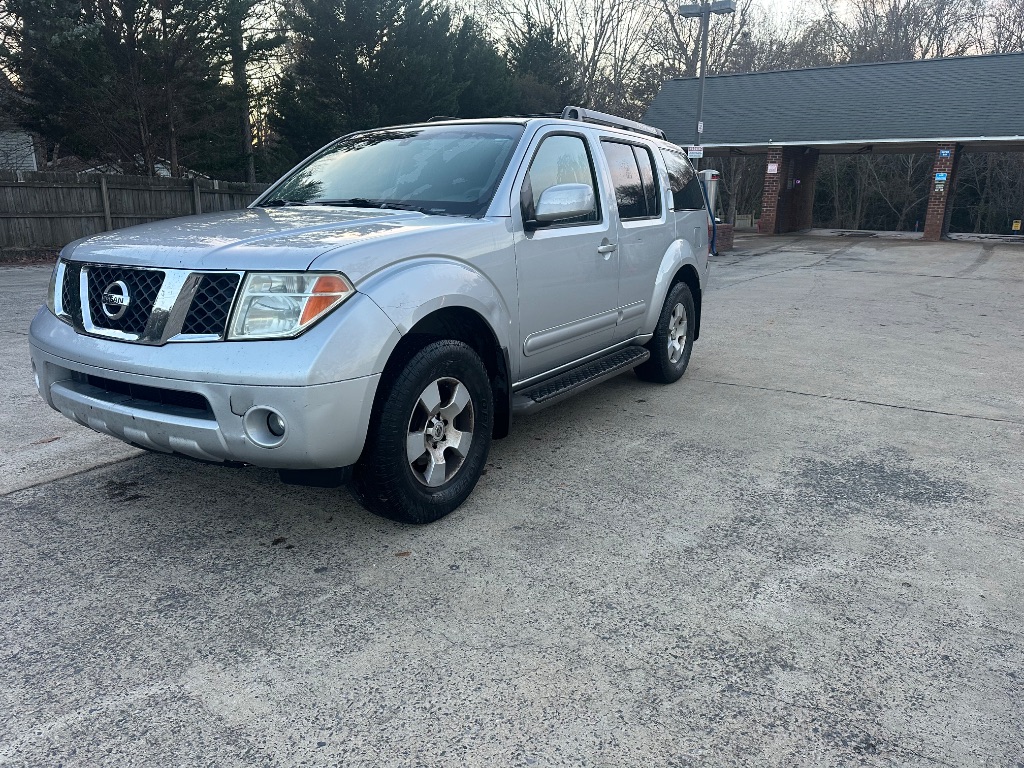 2007 Nissan Pathfinder SE's photo